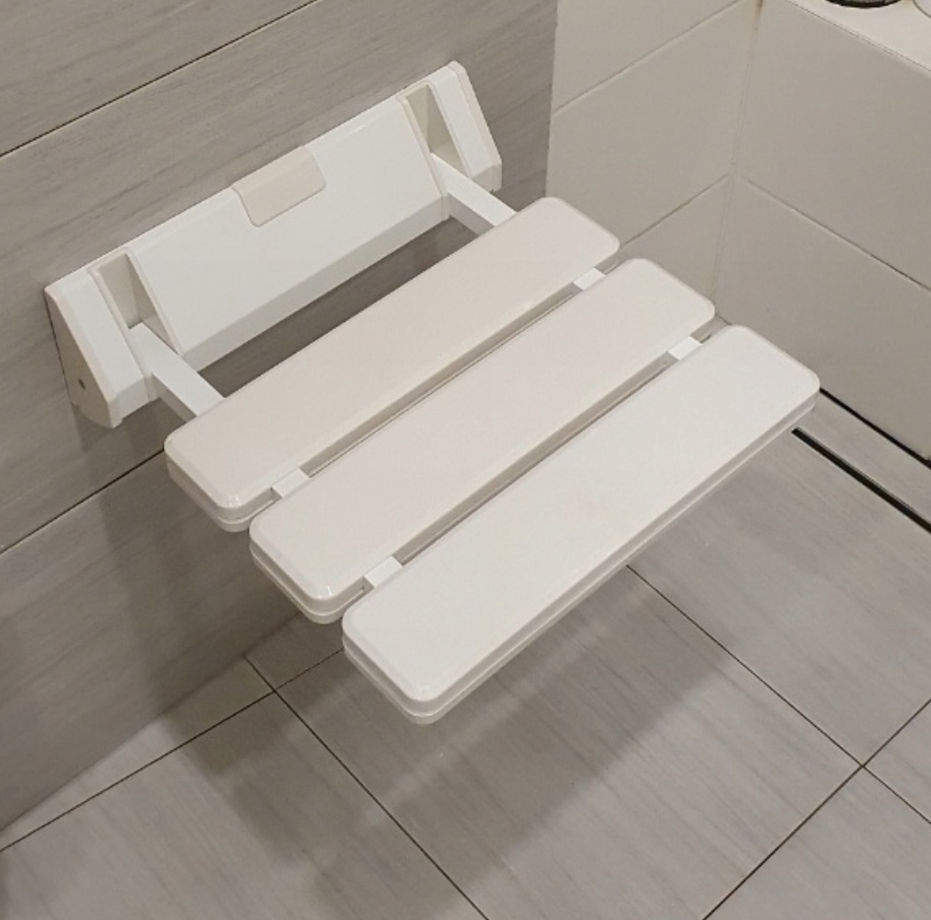 Najbardziej pożądane cechy siedziska prysznicowego – jak wybrać idealne siedzisko naścienne do łazienki?